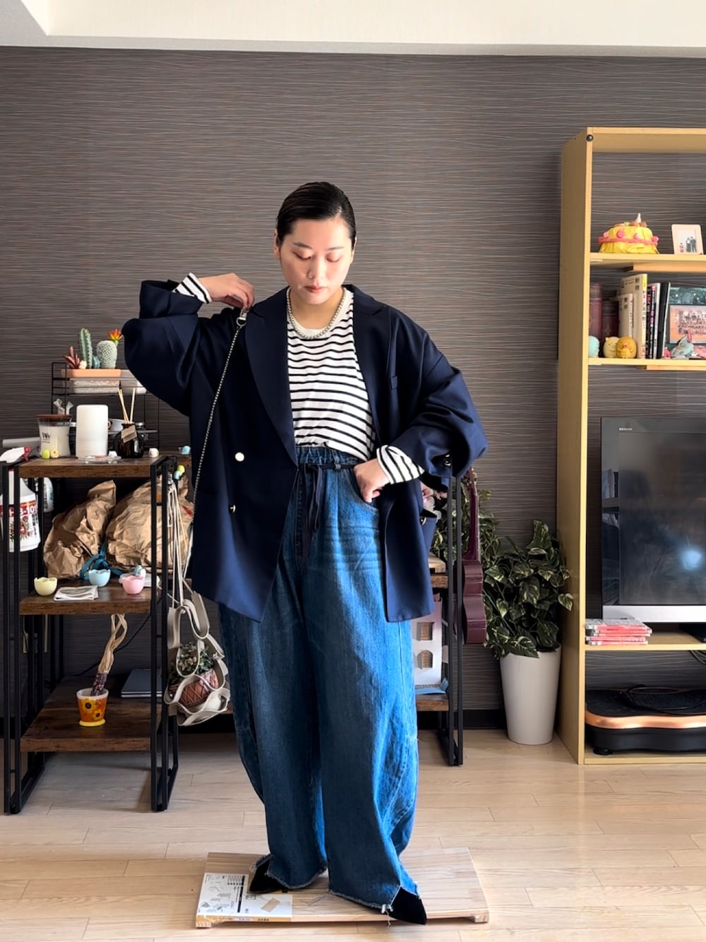 「ジャケット、ジャケットスタイル、紺ブレ、デニムパンツ、ミュール、ボーダー、ボーダートップス、ぽっちゃり、ぽっちゃりコーデ、プラスサイズ」｜「classicalelfの春に向けて気軽に羽織れる 大人の ブレザー。 サイド スリット オーバーサイズ ダブルジャケット（テーラードジャケット、ブルー系）」を使った、真波(Manami)さん（骨格ストレート・レディース・153cm）の冬コーディネートの1枚目の写真
