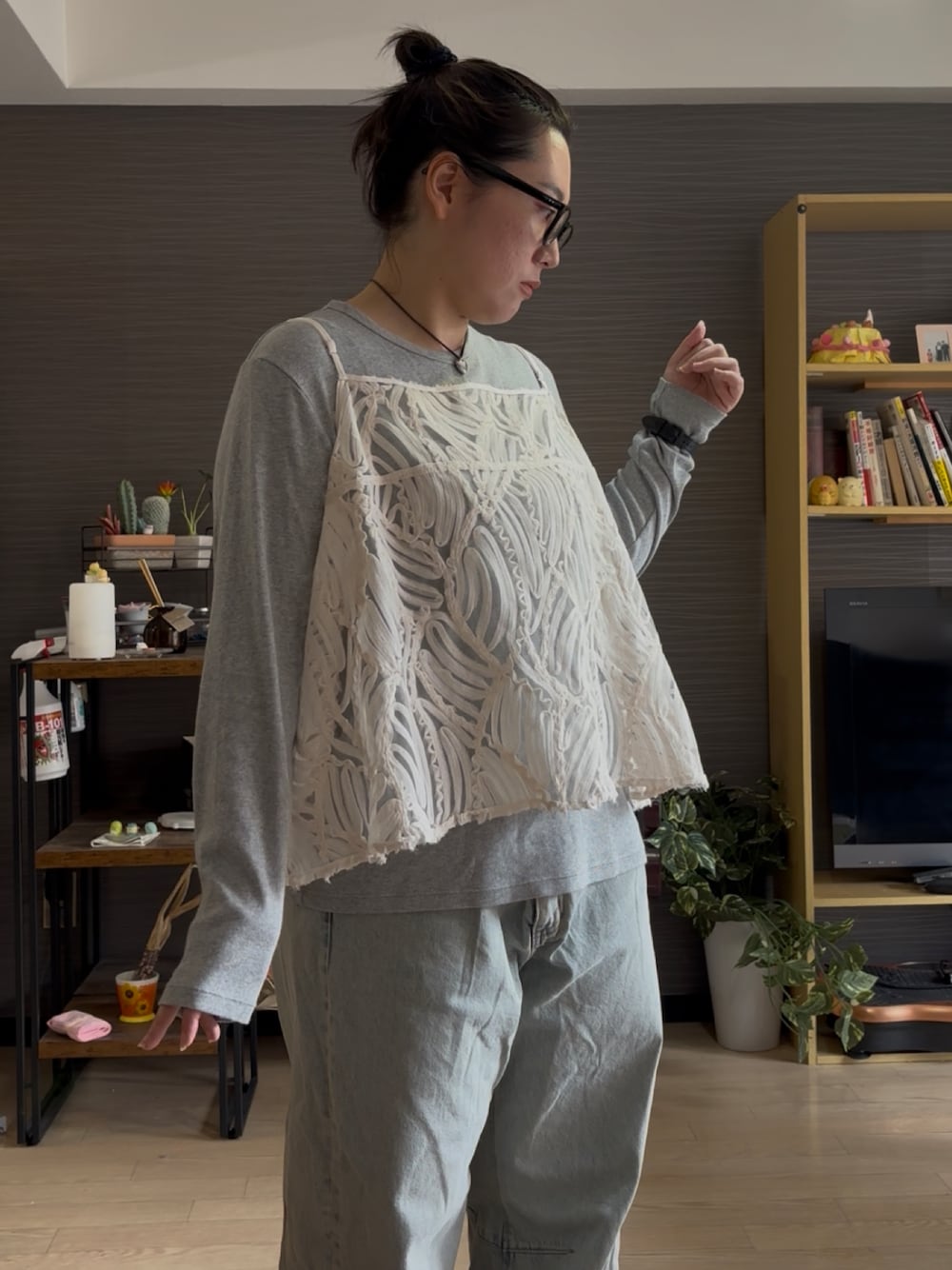 ブルー系のデニムパンツ、ホワイト系のサンダル、ベージュ系のキャミソールを着用したレディースの夏コーディネートの1枚目の写真
