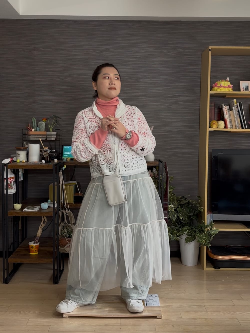 「ピンク、ピンクコーデ、レイヤードスタイル、チュールスカート、春服、春コーデ、春色、春カラー、ぽっちゃり、プラスサイズ」｜「BAYFLOWのチュールティアードスカート（スカート、ホワイト系）」を使った、真波(Manami)さん（骨格ストレート・レディース・153cm）の春コーディネートの1枚目の写真