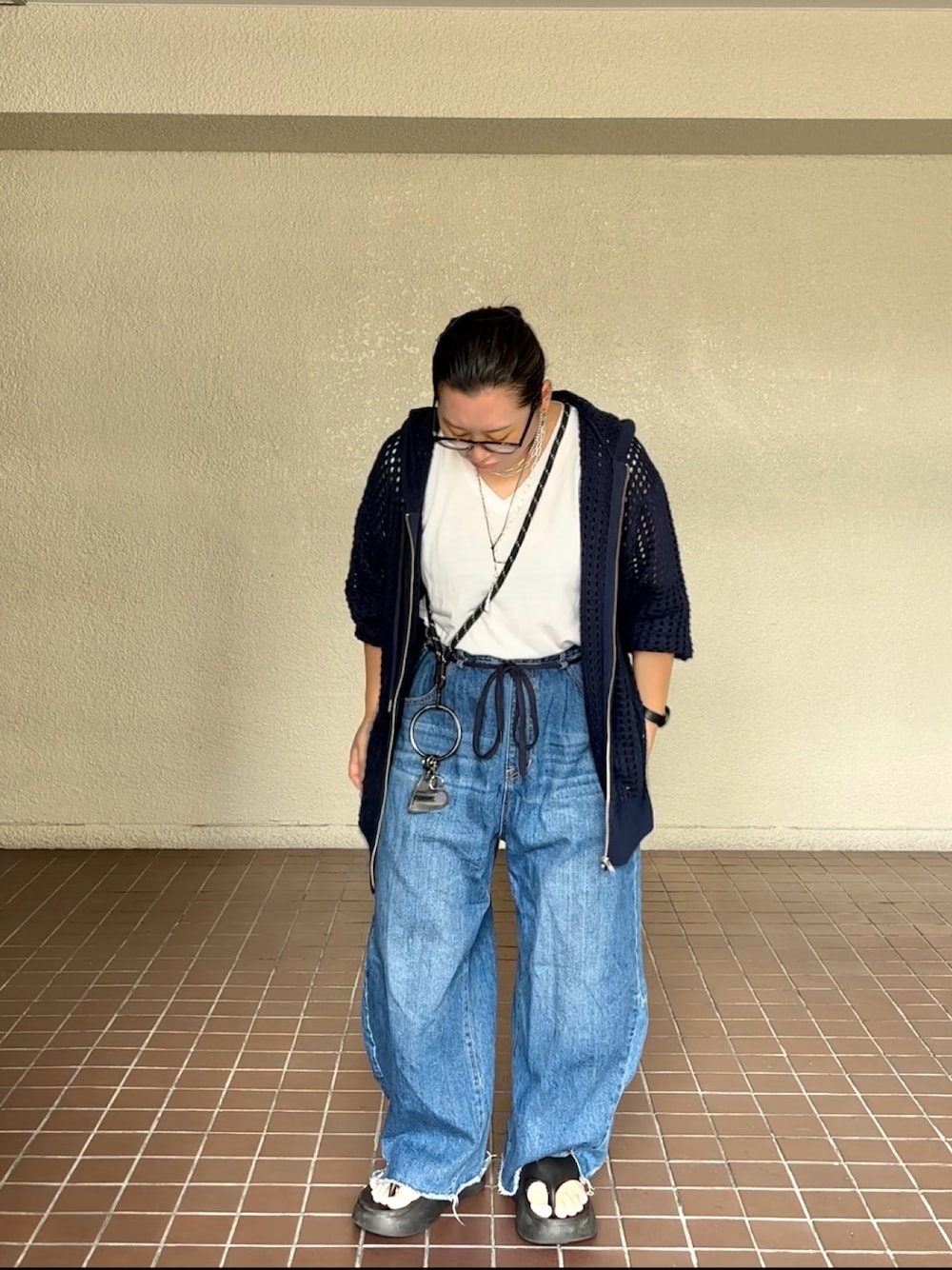 「アウトドアスタイル、秋コーデ、秋服コーデ、休日スタイル、30代コーデ、スポーツミックス、秋服、ユニクロ、大人カジュアルコーデ」｜「niko and...のオリジナルニコモコトングサンダル（サンダル、ブラック系）」を使った、真波(Manami)さん（レディース・153cm）の秋コーディネートの1枚目の写真