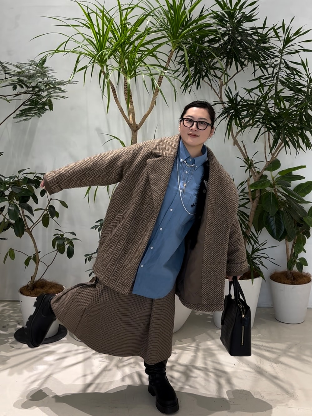 「ブラウン、ブラウンコーデ、チェックスカート、シャツスタイル、シャツ、カーディガンコーデ、カーディガン、オトナカジュアル、レイヤードスタイル」｜「BEVERLY HILLS POLO CLUBのBEVERLY HILLS POLO CLUB/ビバリーヒルズポロクラブ オーバーサイズ コットンリネン/綿麻 ワンポイント刺繍 ボタンダウンシャツ/長袖シャツ レディース メンズ（シャツ/ブラウス、ブルー系）」を使った、真波(Manami)さん（骨格ストレート・レディース・153cm）の冬コーディネートの1枚目の写真