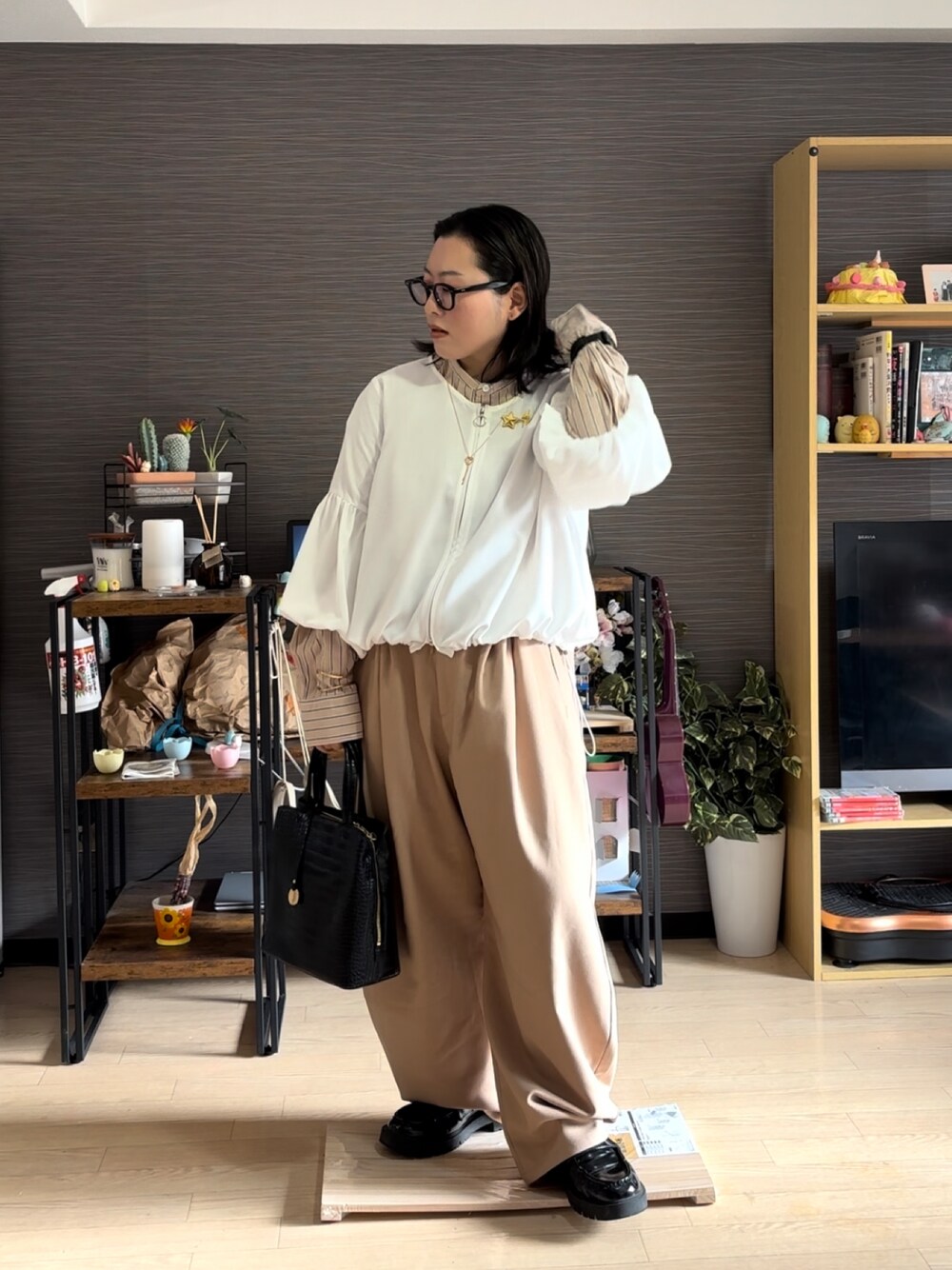 「チノパン、チノパンコーデ、チノパン　ベージュ、春コーデ、春服、シャツスタイル」｜「niko and...のアイテム（パンツ、ベージュ系）」を使った、真波(Manami)さん（骨格ストレート・レディース・153cm）の冬コーディネートの1枚目の写真