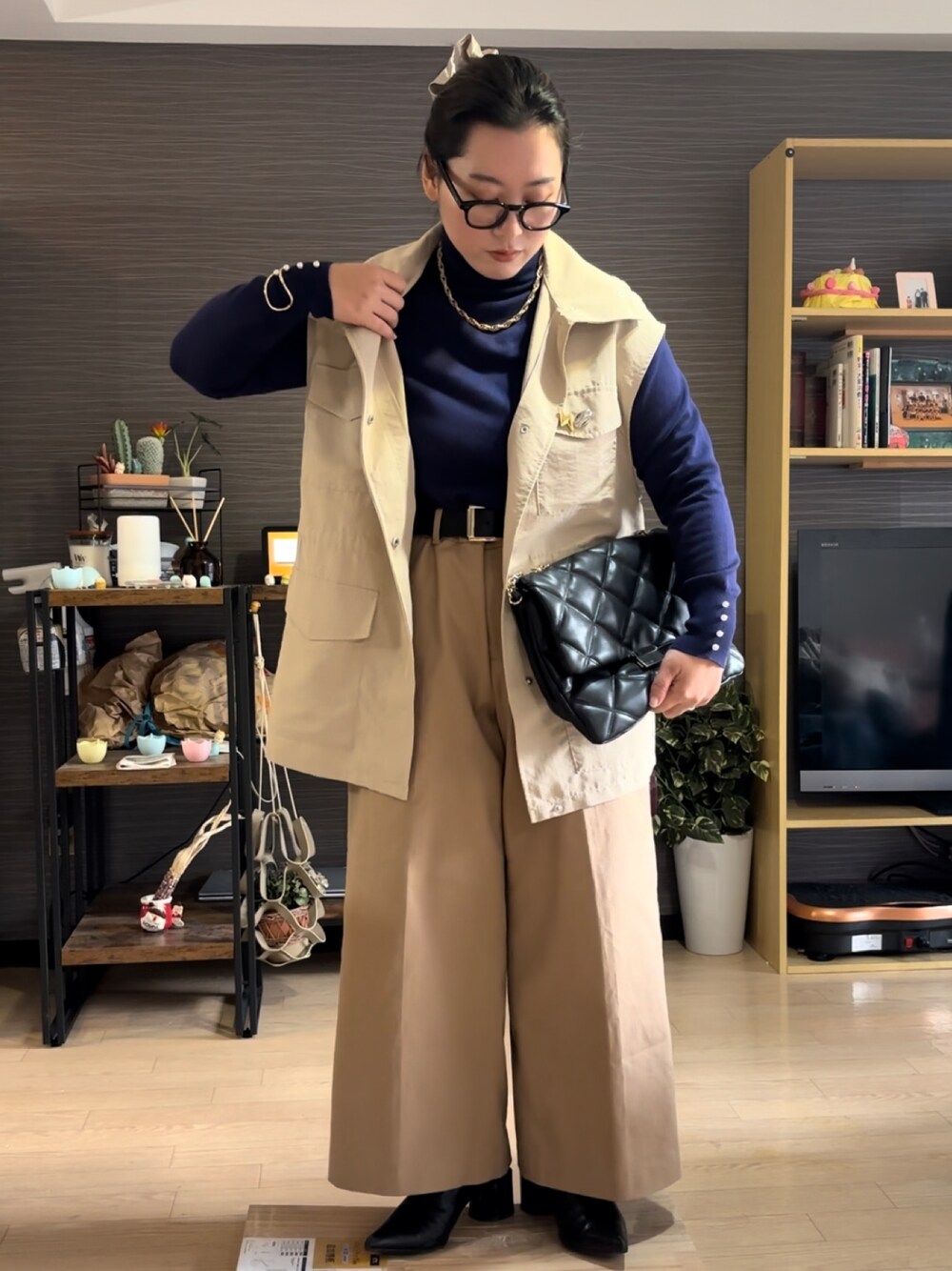 「冬コーデ、タートルネック、ベスト、おでかけコーデ、大人女子、シンプルコーデ、冬のコーデ、パンツスタイル、パンツコーデ、オフィスカジュアル、オトナ女子、30代コーデ、冬、ぽっちゃりコーデ」｜「JEANASISのポインテッドショートブーツ/975565（ブーツ、ブラック系）」を使った、真波(Manami)さん（骨格ストレート・レディース・153cm）の冬コーディネートの1枚目の写真