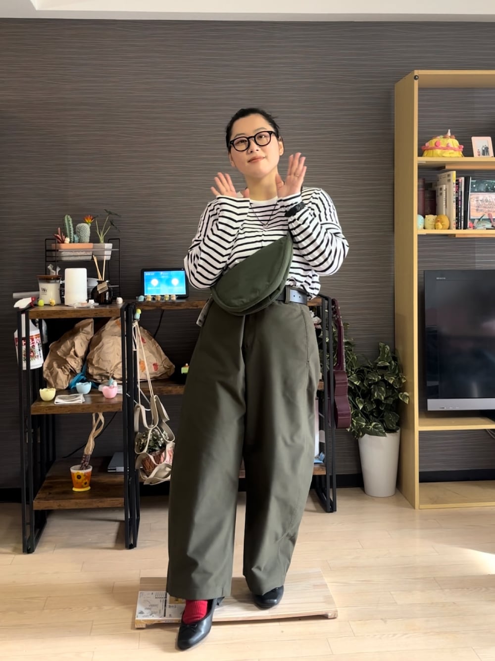 「春コーデ、ボーダー、ボーダートップス、カーキ、カーキパンツ、差し色(赤)、バレエシューズ、バレエシューズ×ソックス、カーゴパンツ」｜「UNIQLOのアイテム（チノパンツ、グリーン系）」を使った、真波(Manami)さん（骨格ストレート・レディース・153cm）の冬コーディネートの1枚目の写真