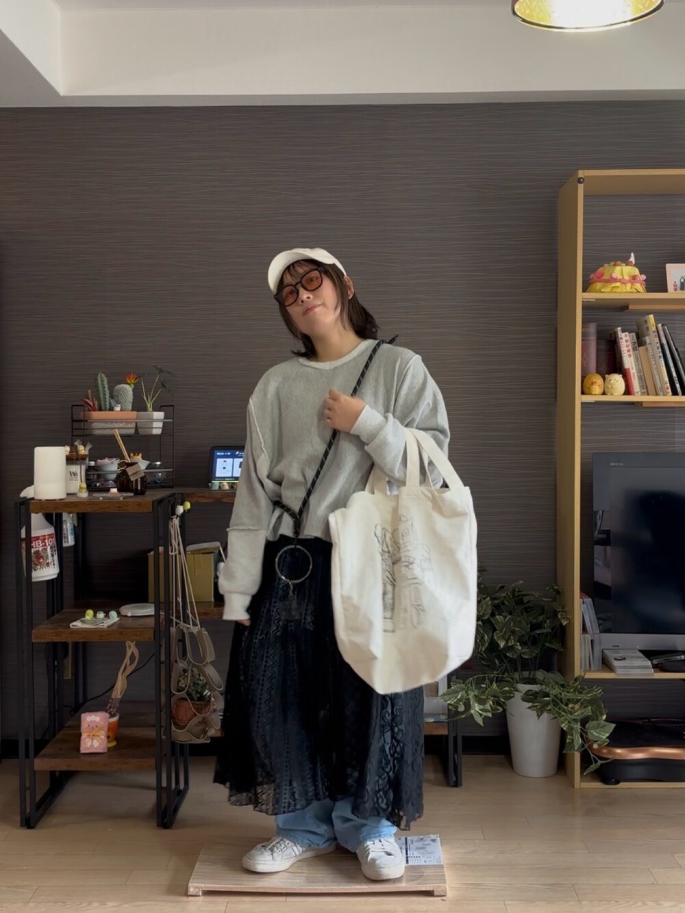 「レイヤードスタイル、春コーデ、スウェット、スウェットコーデ、ぽっちゃり、ぽっちゃりコーデ、プラスサイズ」｜「GEVS.のレースパッチワークロングスカート(ペチスカート付) ＜大きいサイズ有＞GEVS.（スカート、ブラック系）」を使った、真波(Manami)さん（骨格ストレート・レディース・153cm）の春コーディネートの1枚目の写真