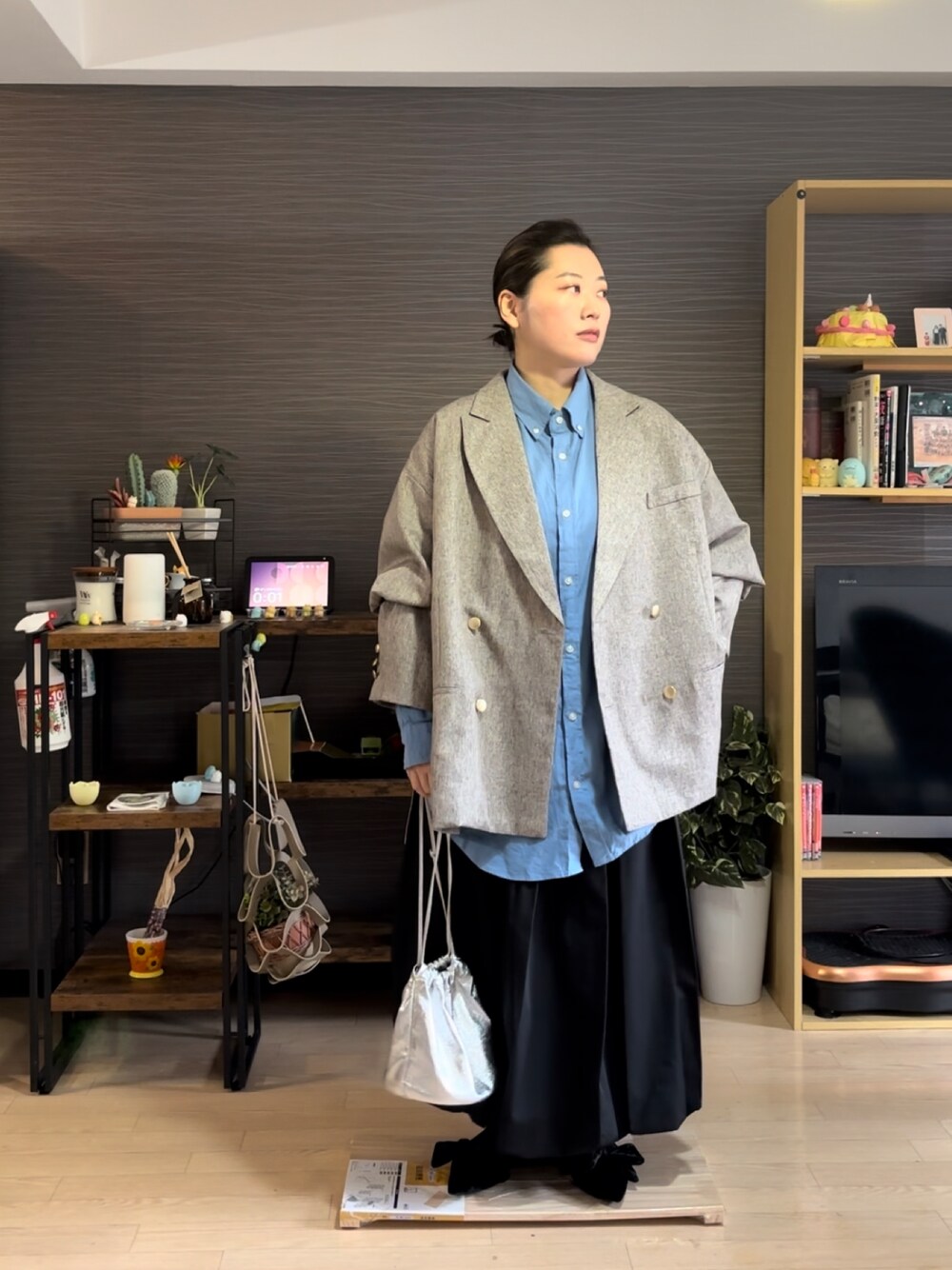 「春コーデ、春カラー、キレイめカジュアル、ジャケット、ジャケットスタイル、バルーンスカート、プラスサイズ、ぽっちゃり」｜「GUのアイテム（スカート、ブラック系）」を使った、真波(Manami)さん（骨格ストレート・レディース・153cm）の春コーディネートの1枚目の写真