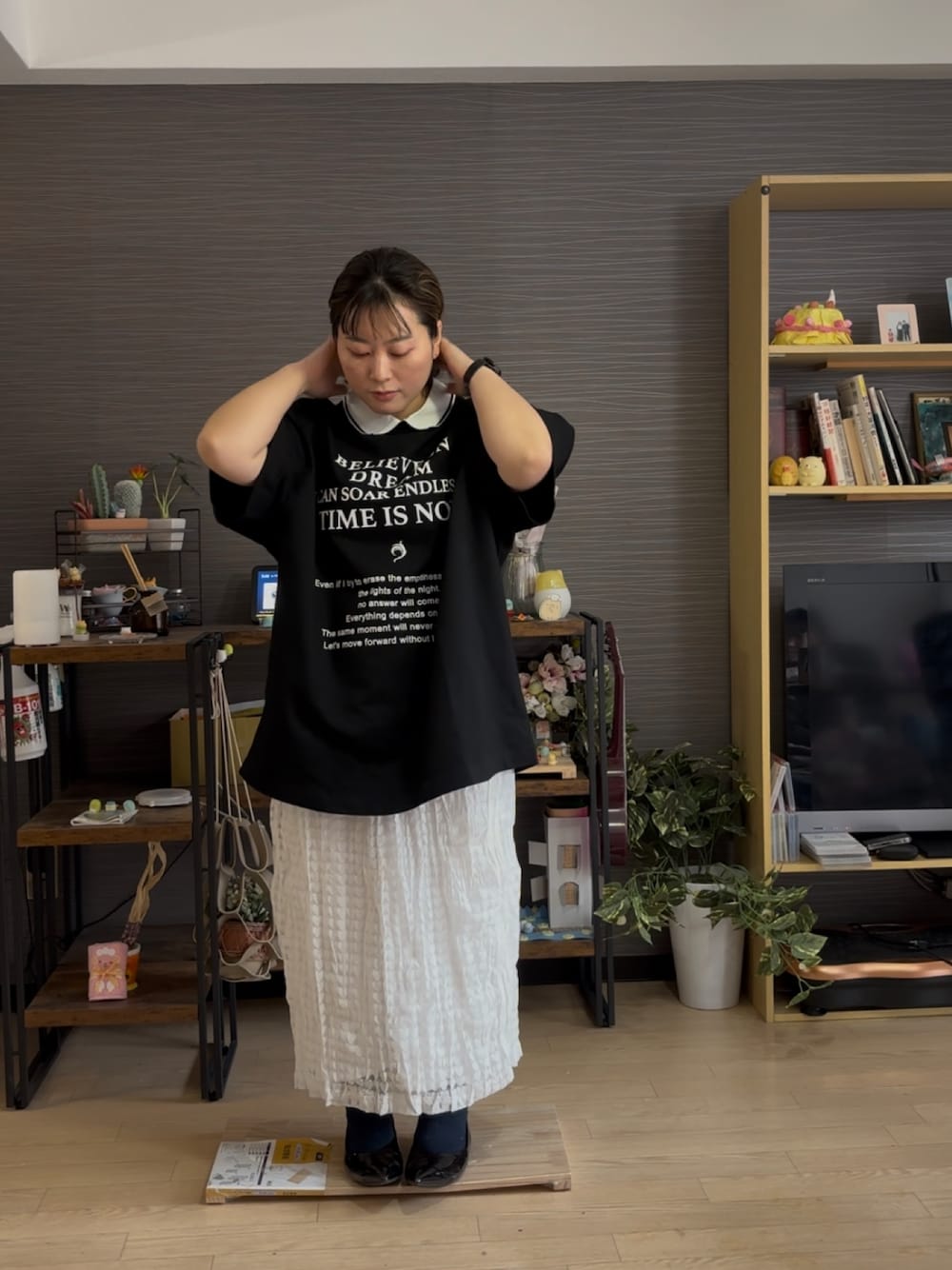 「襟付きトップス、レーススカート、春服、プラスサイズ、ぽっちゃり、ぽっちゃりコーデ」｜「GEVS.の綿100％衿付ロゴプリントTシャツ＜大きいサイズ有＞GEVS.（Tシャツ/カットソー、ブラック系）」を使った、真波(Manami)さん（骨格ストレート・レディース・153cm）の春コーディネートの1枚目の写真