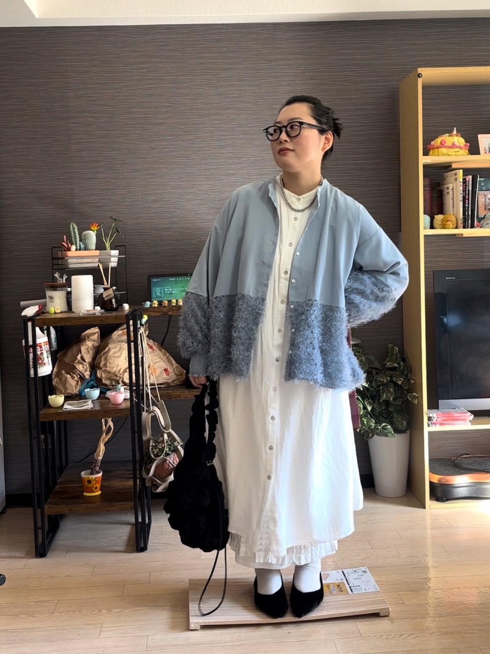 「シャツワンピース、レイヤードスタイル、ワンピース、綺麗めコーデ、キレイめ、きれいめ、ミュールパンプス、春コーデ、春服」｜「HUG.Uのギャザーナチュワンピ（シャツワンピース、ホワイト系）」を使った、真波(Manami)さん（骨格ストレート・レディース・153cm）の冬コーディネートの1枚目の写真