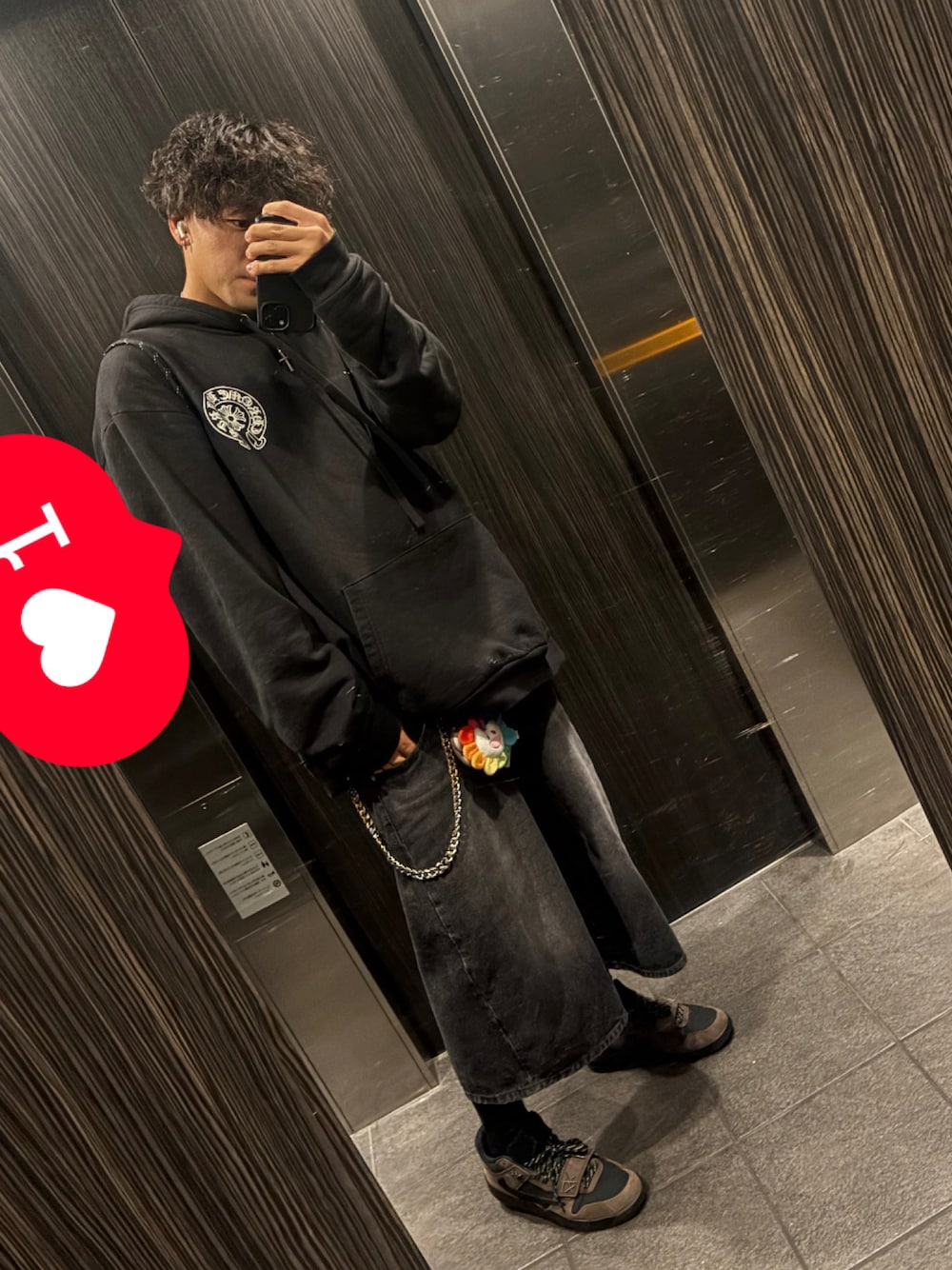 「ハーフパンツ、モノトーン、Jordan、トラヴィス スコット、クロムハーツ」｜「CHROME HEARTSのアイテム（パーカー、ブラック系）」を使った、Kokoro さん（メンズ・178cm）の春コーディネートの1枚目の写真