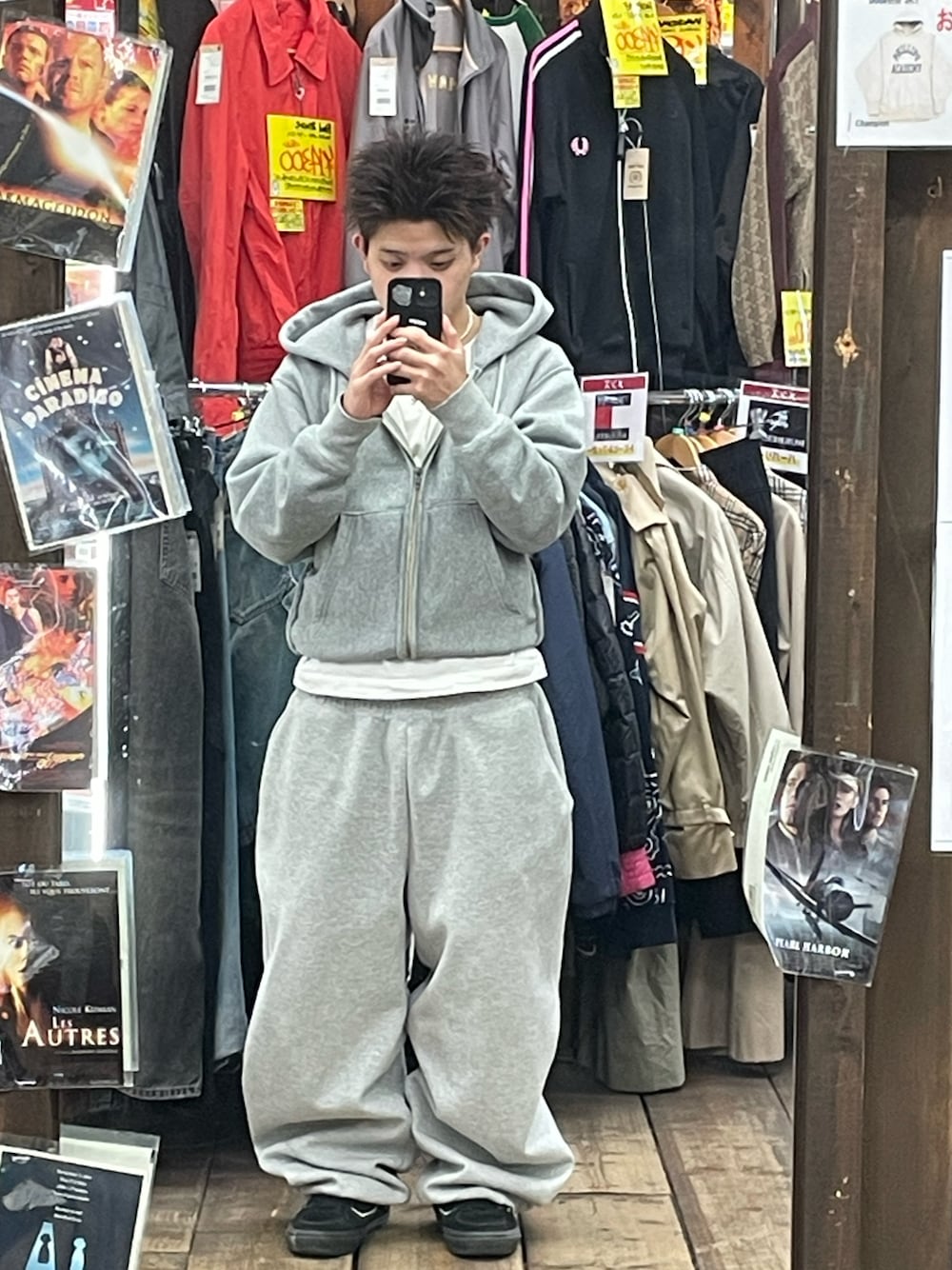 「シンプルスタイル、春夏コーデ、今日のコーデ、カジュアルコーデ、休日スタイル、ユニクロ、GU、セットアップ、スウェット、春コーデ、スニーカー、カジュアル、レイヤードスタイル、シンプルコーデ、シンプル」｜「UNIQLOのアイテム（スウェットパンツ、グレー系）」を使った、gengorou0904さん（骨格ストレート・メンズ・160cm）の春コーディネートの1枚目の写真