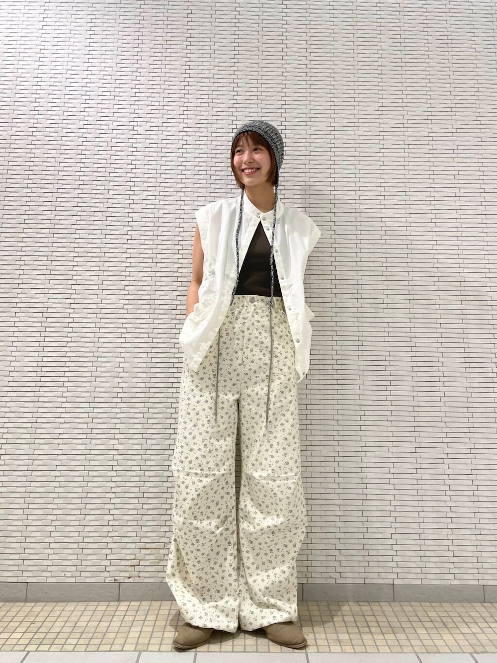 ブラウン系のタンクトップ、ホワイト系のその他パンツ、ベージュ系のその他シューズを着用したレディースの夏コーディネートの1枚目の写真