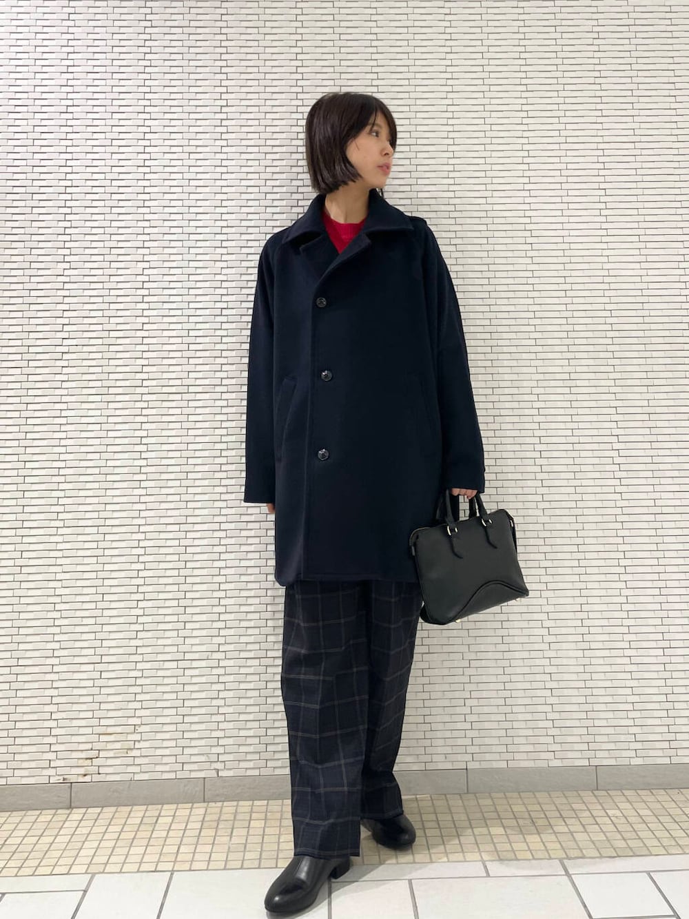 レッド系のニット/セーター、ブラック系のローファー、ブルー系のピーコートを着用したレディースの冬コーディネートの1枚目の写真