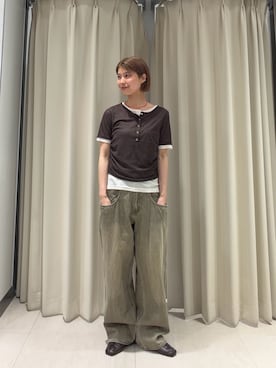 「KBF（ケイビーエフ）のバイカラーヘンリーネックTEE（Tシャツ/カットソー、ブラウン系）」を使った、ナガタエリさん（レディース・158cm）の春コーディネート