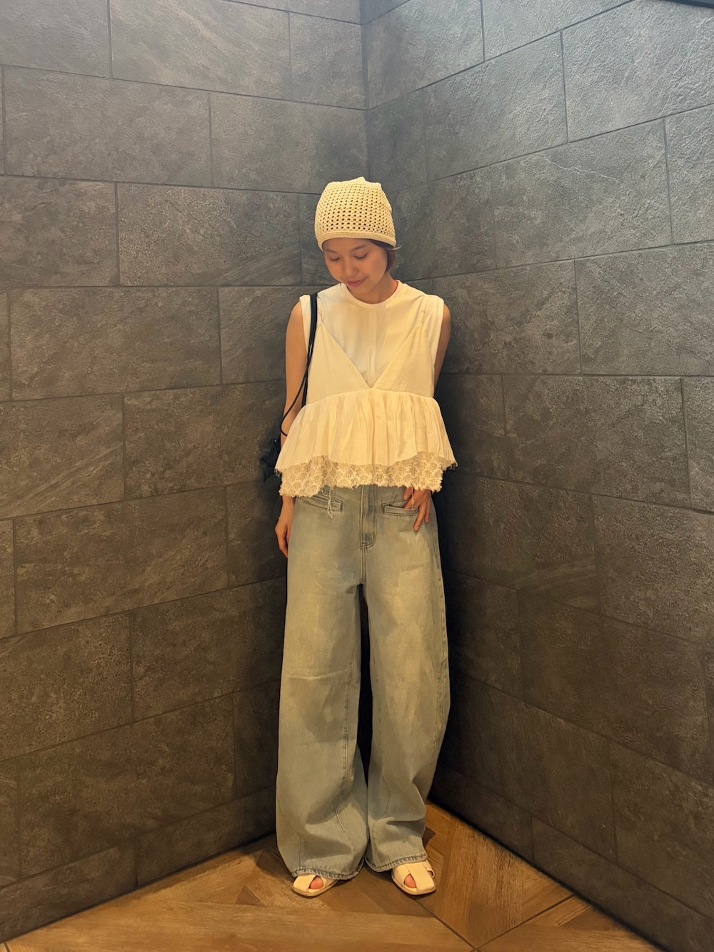 ブルー系のデニムパンツ、ホワイト系のその他トップス、ホワイト系のタンクトップを着用したレディースの夏コーディネートの1枚目の写真