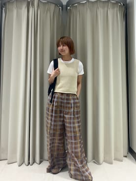 「KBF（ケイビーエフ）のコットンミニマルニットベスト（ベスト、ホワイト系）」を使った、ナガタエリさん（レディース・158cm）の夏コーディネート
