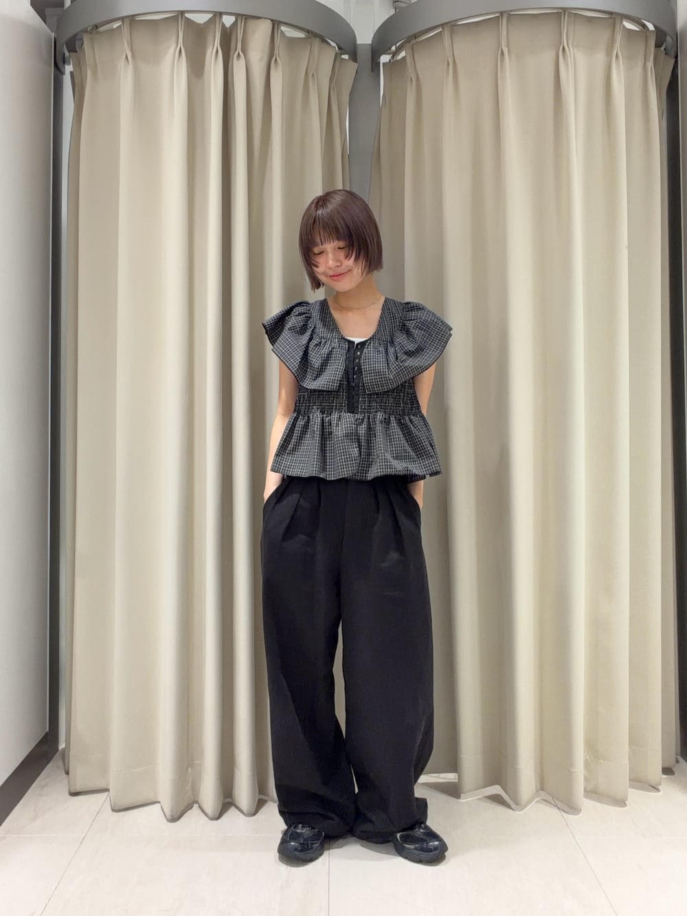 ブラック系のシャツ/ブラウス、ブラック系のその他パンツを着用したレディースの夏コーディネートの1枚目の写真