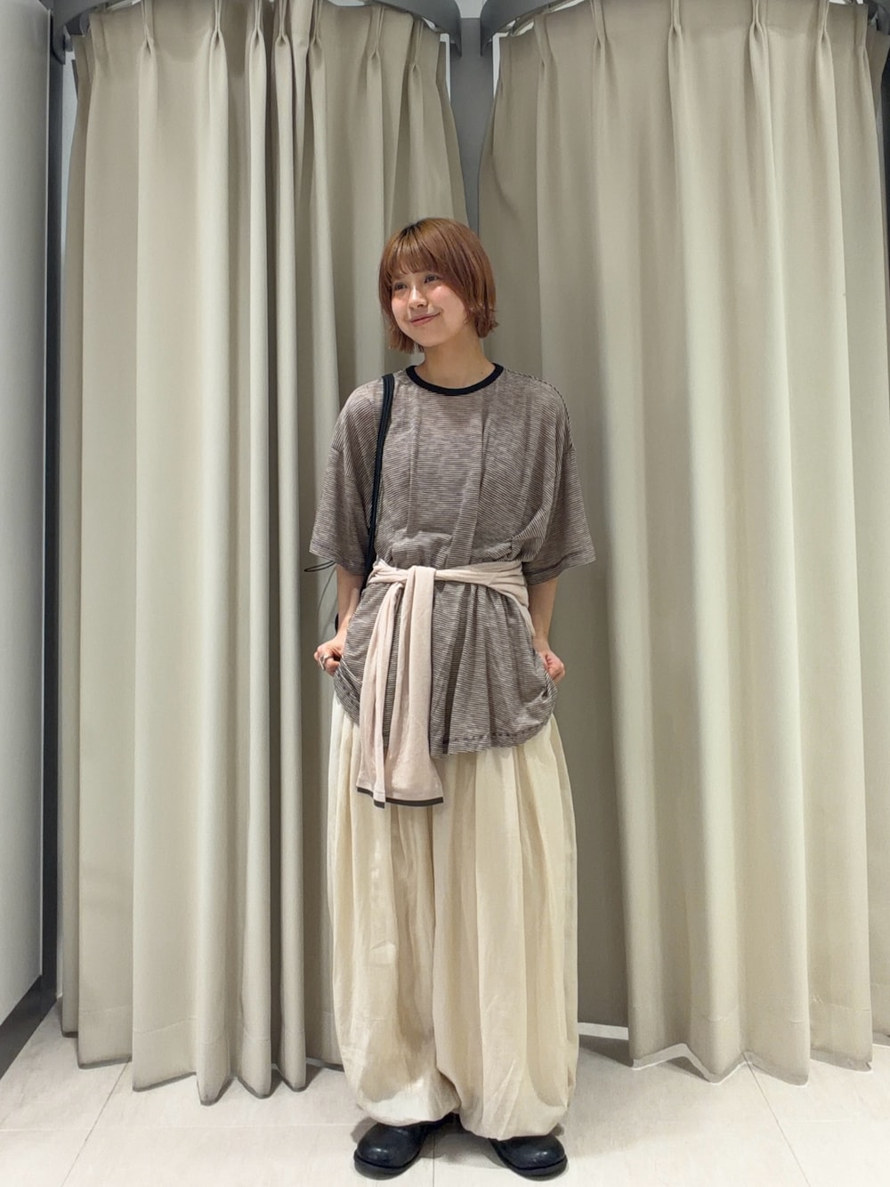 ブラック系のTシャツ/カットソー、ホワイト系のその他パンツを着用したレディースの夏コーディネートの1枚目の写真