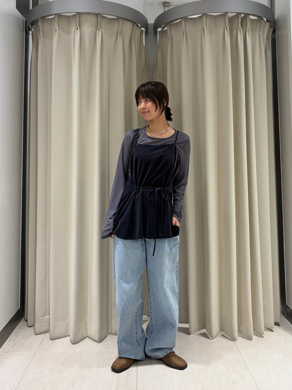 グレー系のTシャツ/カットソー、ブルー系のデニムパンツ、ブラウン系のその他シューズを着用したレディースの秋コーディネートの1枚目の写真