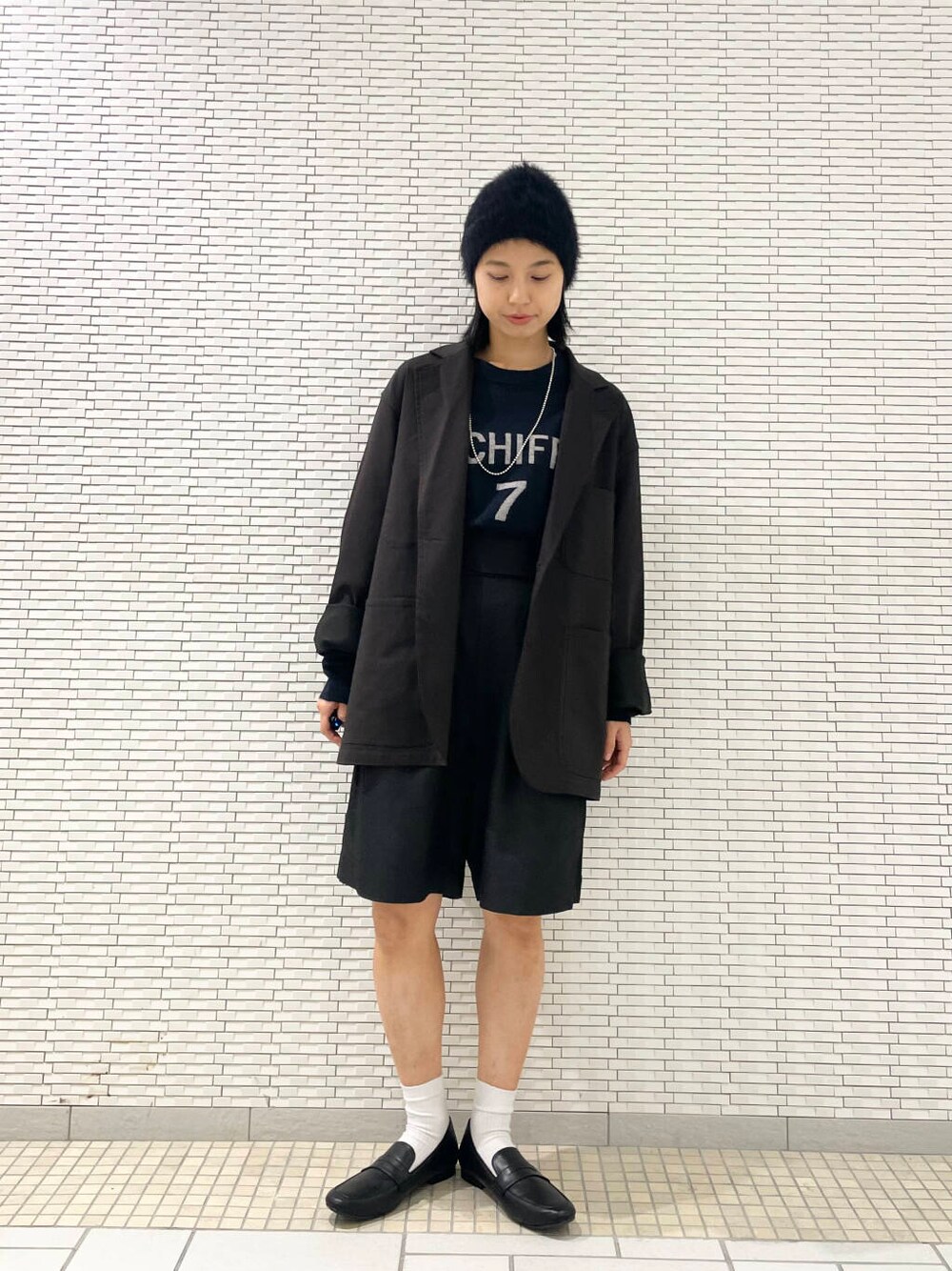 ブラック系のその他パンツ、ブラウン系のその他アウター、ブラック系のローファーを着用したレディースの秋コーディネートの1枚目の写真