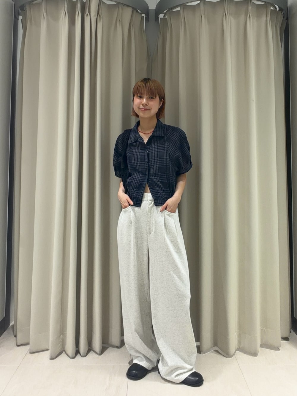 ブルー系のシャツ/ブラウス、ベージュ系のその他パンツ、ブラック系のショルダーバッグを着用したレディースの夏コーディネートの1枚目の写真