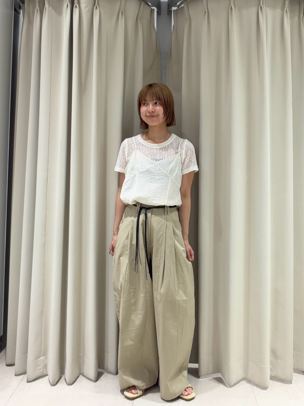 ホワイト系のTシャツ/カットソー、イエロー系のサンダルを着用したレディースの夏コーディネートの1枚目の写真