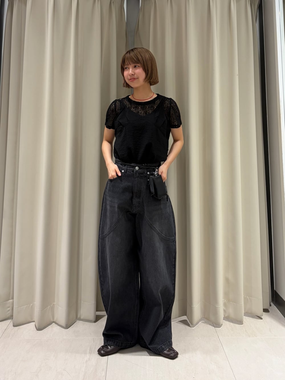 ブラック系のデニムパンツ、ブラック系のTシャツ/カットソー、ブラウン系のその他シューズを着用したレディースの夏コーディネートの1枚目の写真