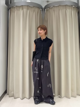 「KBF（ケイビーエフ）のスリーブレスニットシャツ（ニット/セーター、ブラック系）」を使った、ナガタエリさん（レディース・158cm）の春コーディネート