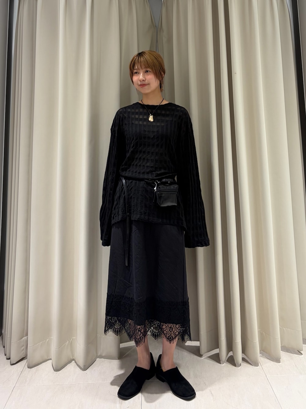 ブラック系のTシャツ/カットソー、ブラック系のショルダーバッグ、ブラック系のスカートを着用したレディースの秋コーディネートの1枚目の写真