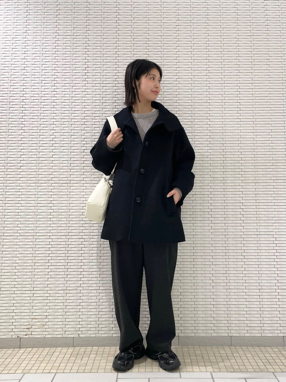 グレー系のニット/セーター、ブラック系のその他アウター、グレー系のその他パンツを着用したレディースの冬コーディネートの1枚目の写真