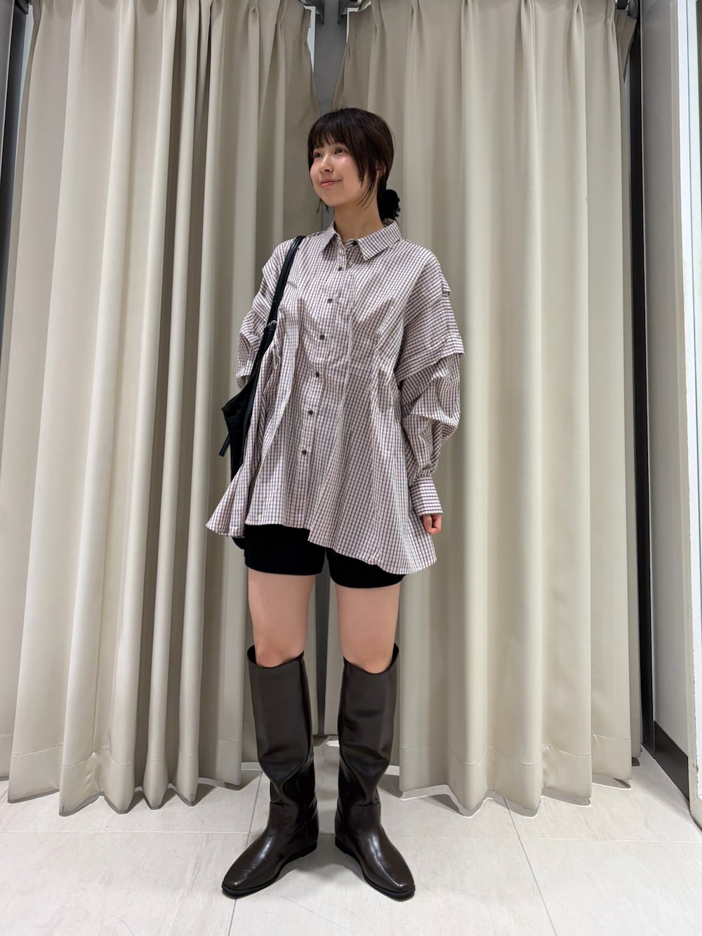 ピンク系のシャツ/ブラウス、ブラウン系のその他パンツ、ブラック系のブーツを着用したレディースの秋コーディネートの1枚目の写真