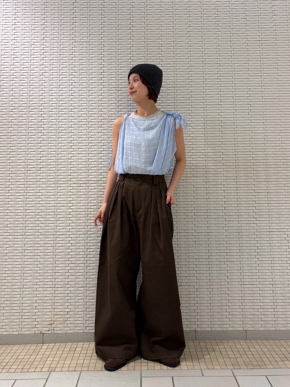 ブラウン系のその他パンツ、ブルー系のその他トップス、ベージュ系のタンクトップを着用したレディースの春コーディネートの1枚目の写真