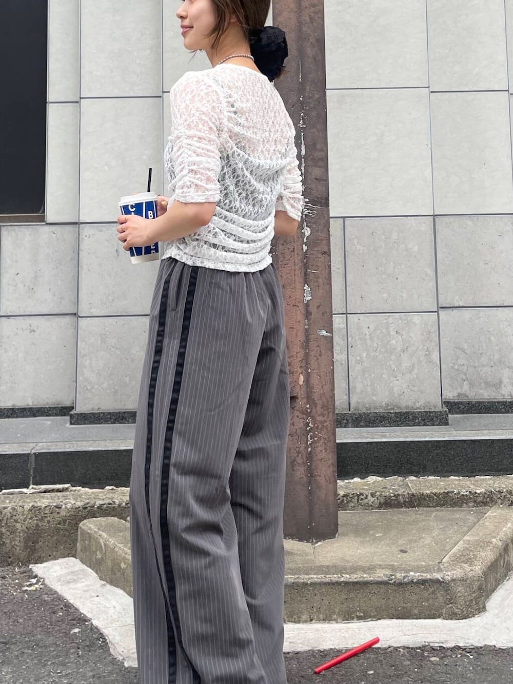 「KBF、レイヤード、newarrival、カラーパンツ、お洒落、20代コーデ、こなれ感、きれいめtシャツ、すっきり、オシャレに見える、ウェーブ×カジュアル、kbfで選ぶ夏」｜「KBFのスエードライクフラットシューズ（その他シューズ、ベージュ系）」を使った、erieri1002さん（レディース・158cm）の夏コーディネートの1枚目の写真