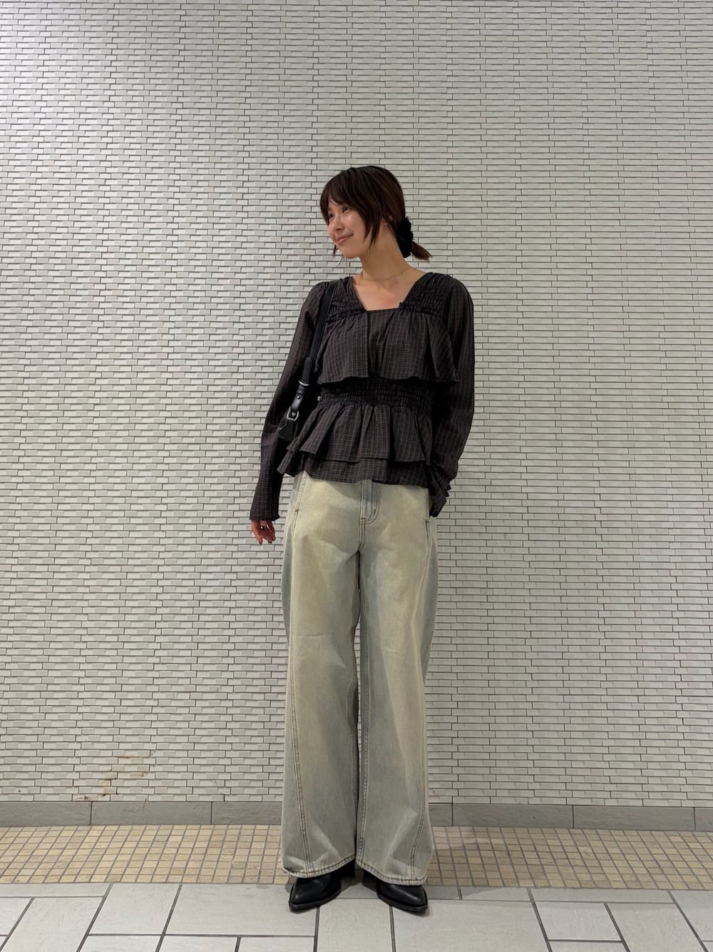 ブラウン系のシャツ/ブラウス、ブルー系のデニムパンツ、ブラック系のショルダーバッグを着用したレディースの秋コーディネートの1枚目の写真