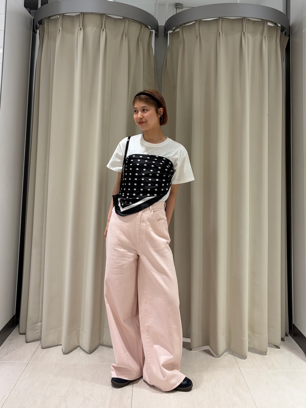 ピンク系のその他パンツ、ホワイト系のTシャツ/カットソー、ブラック系のショルダーバッグを着用したレディースの春コーディネートの1枚目の写真
