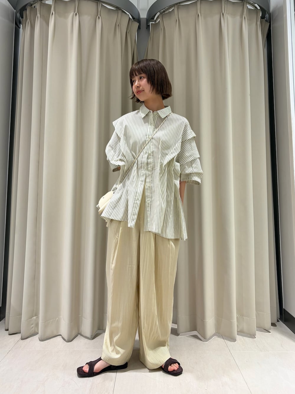 グリーン系のシャツ/ブラウス、イエロー系のその他パンツ、ブラウン系のサンダルを着用したレディースの夏コーディネートの1枚目の写真