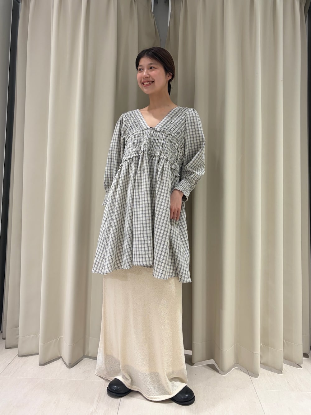 ベージュ系のワンピース、ホワイト系のスカート、ブラック系のその他シューズを着用したレディースの春コーディネートの1枚目の写真