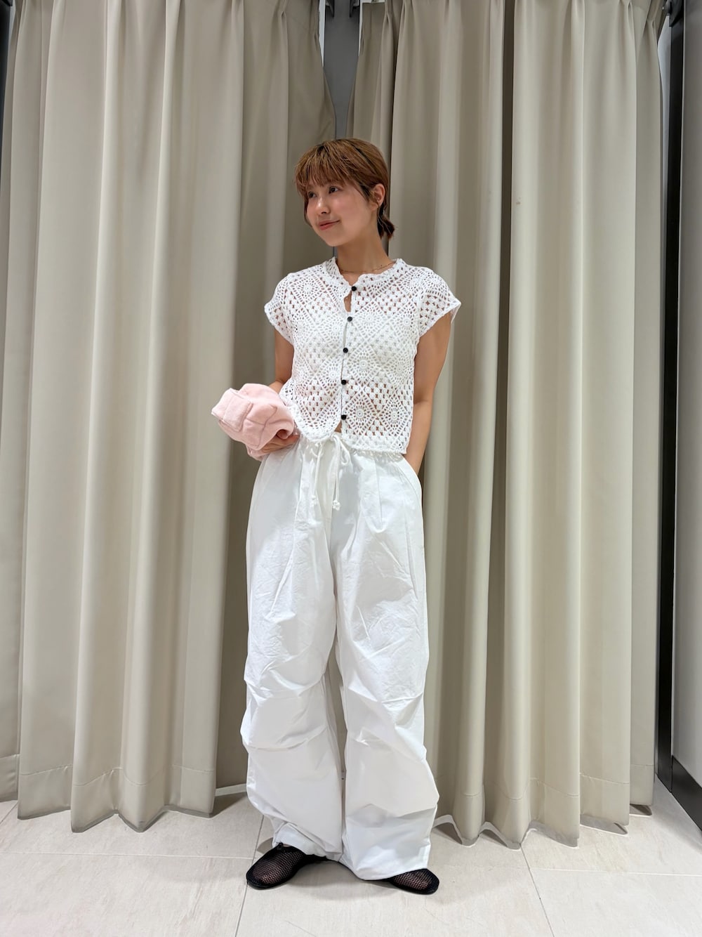 ホワイト系のその他パンツ、ホワイト系のシャツ/ブラウス、ブラック系のパンプスを着用したレディースの夏コーディネートの1枚目の写真