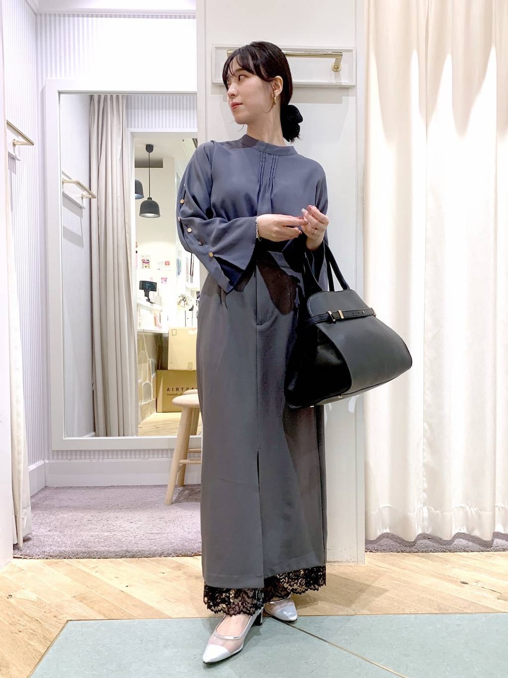 「スカート、Andemiu、and ST SALE、夏コーデ、パンプス、ママコーデ、低身長、きれいめ、フェミニン、ブラウス」｜「Andemiuのソデボタンスタンドブラウス325552（シャツ/ブラウス、ブルー系）」を使った、YUさん（レディース・153cm）の夏コーディネートの1枚目の写真