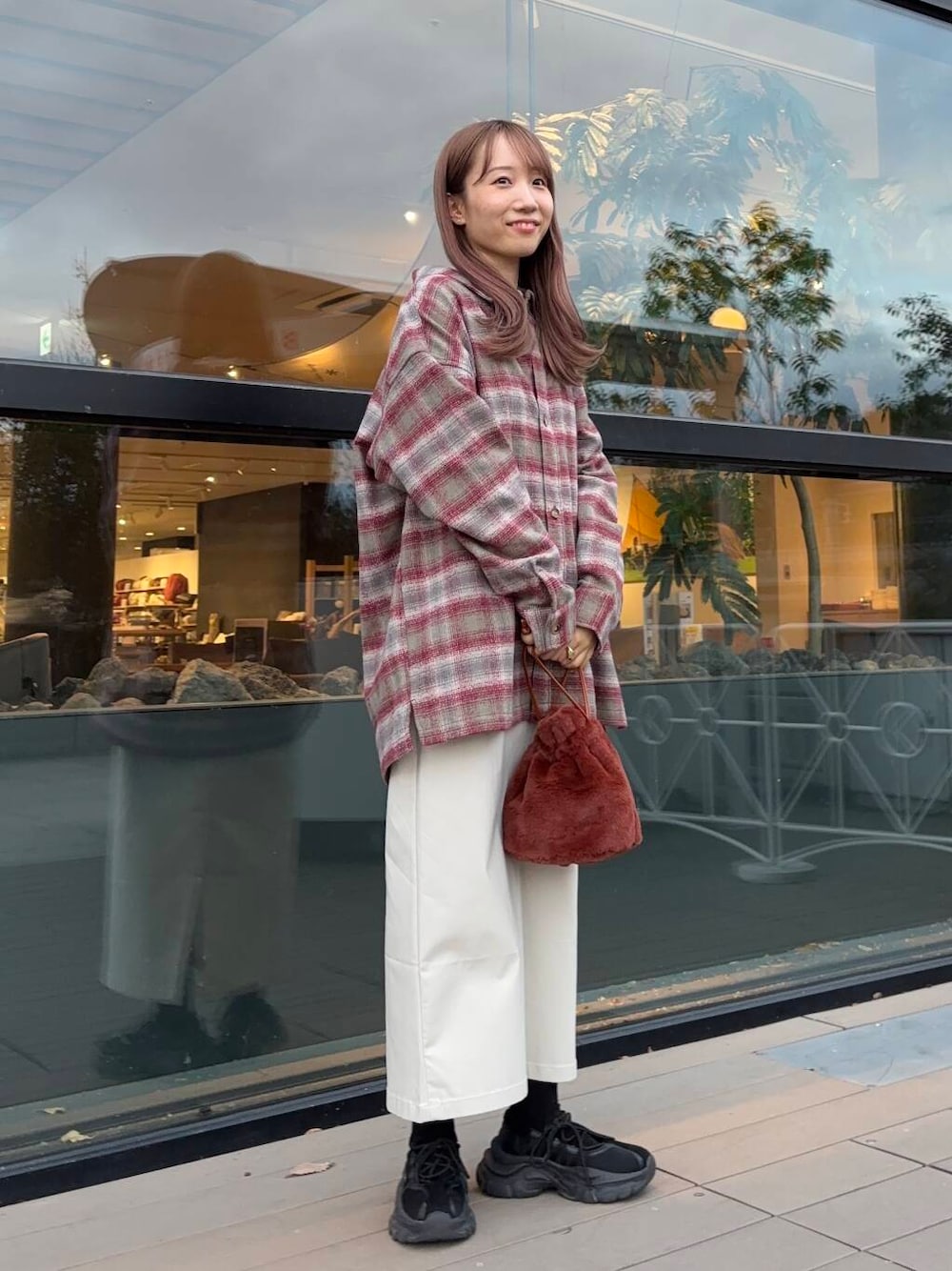 ブラウン系のショルダーバッグ、ホワイト系のTシャツ/カットソー、レッド系のシャツ/ブラウスを着用したレディースの冬コーディネートの1枚目の写真