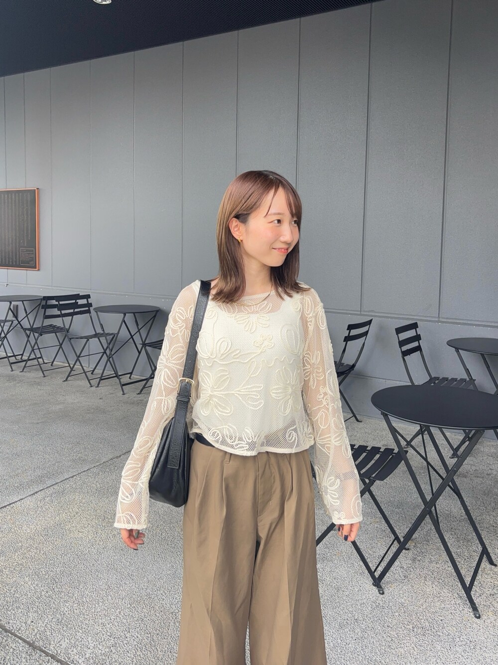 ベージュ系のその他パンツ、ホワイト系のTシャツ/カットソー、ゴールド系のネックレスを着用したレディースの夏コーディネートの1枚目の写真