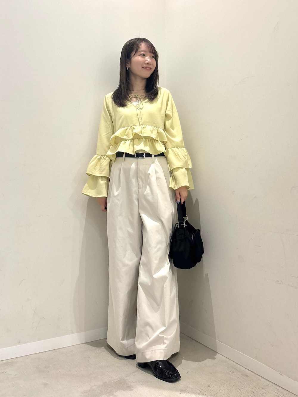 ベージュ系のシャツ/ブラウス、ホワイト系のチノパンツ、ブラック系のローファーを着用したレディースの春コーディネートの1枚目の写真