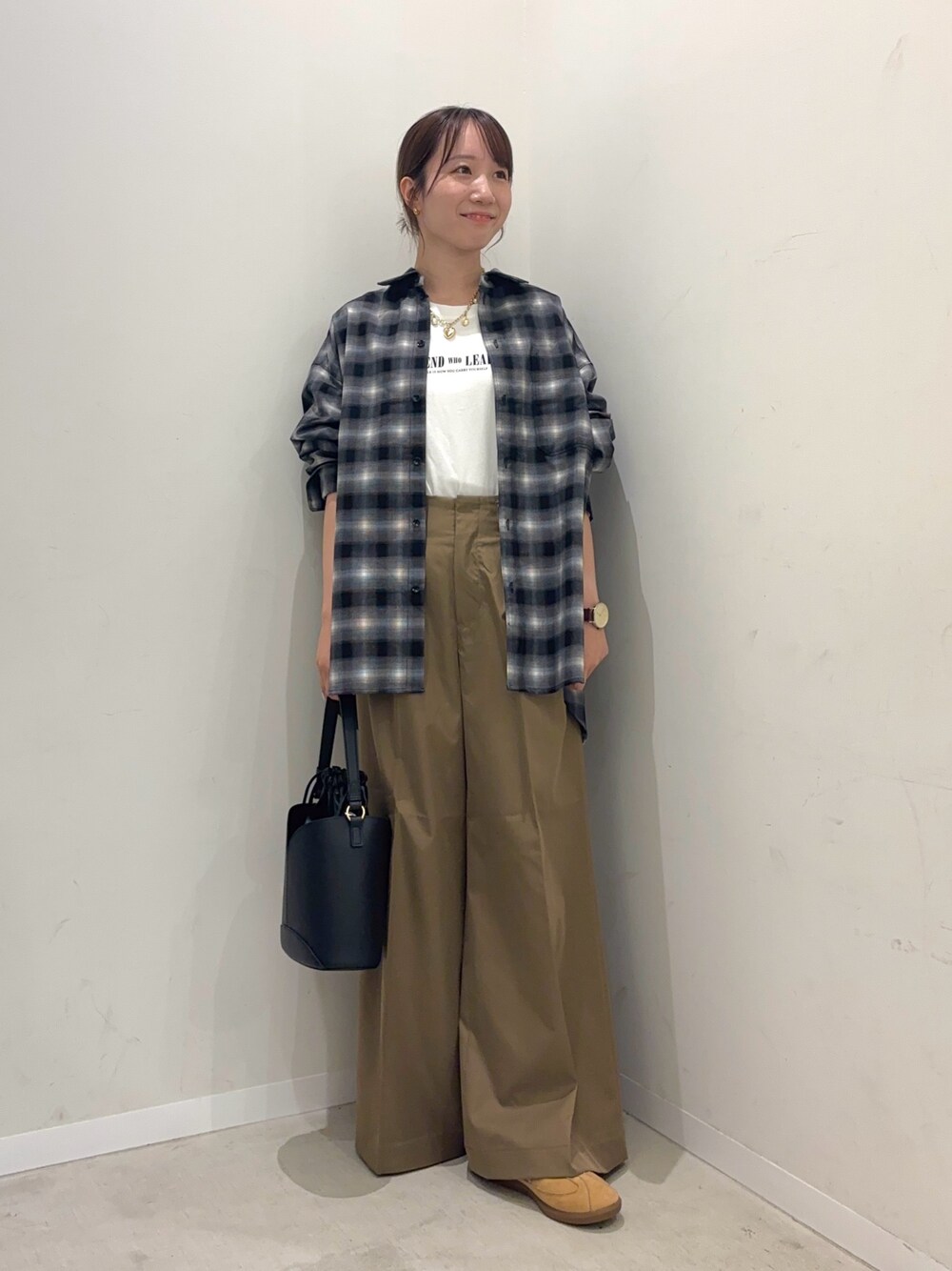 ブラック系のシャツ/ブラウス、ホワイト系のTシャツ/カットソー、ベージュ系のその他パンツを着用したレディースの秋コーディネートの1枚目の写真