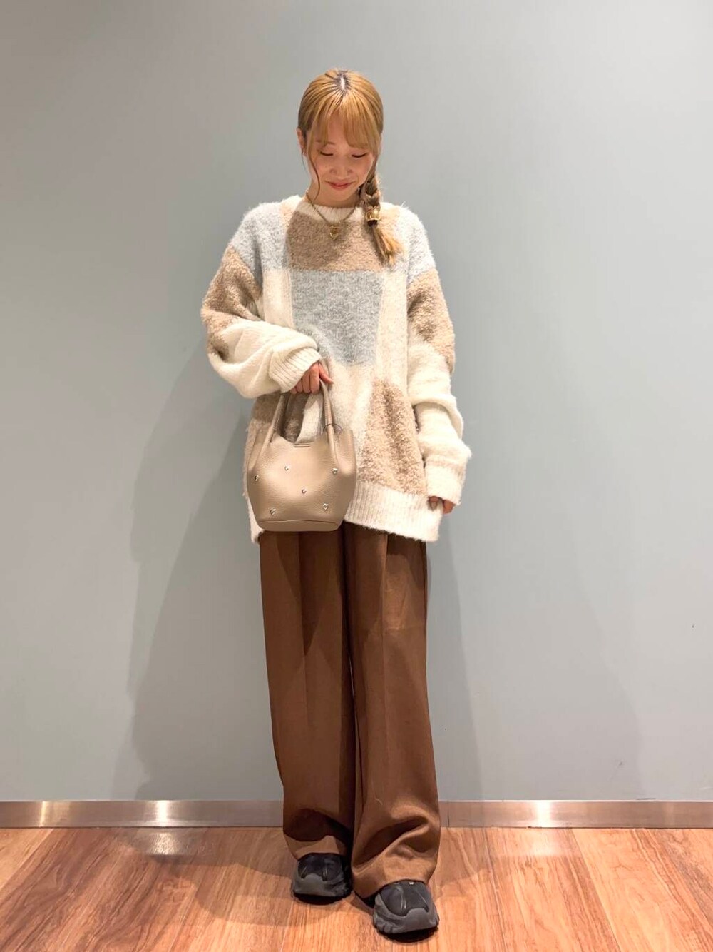 ブラウン系のその他パンツ、グレー系のショルダーバッグ、ブラック系のスニーカーを着用したレディースの冬コーディネートの1枚目の写真