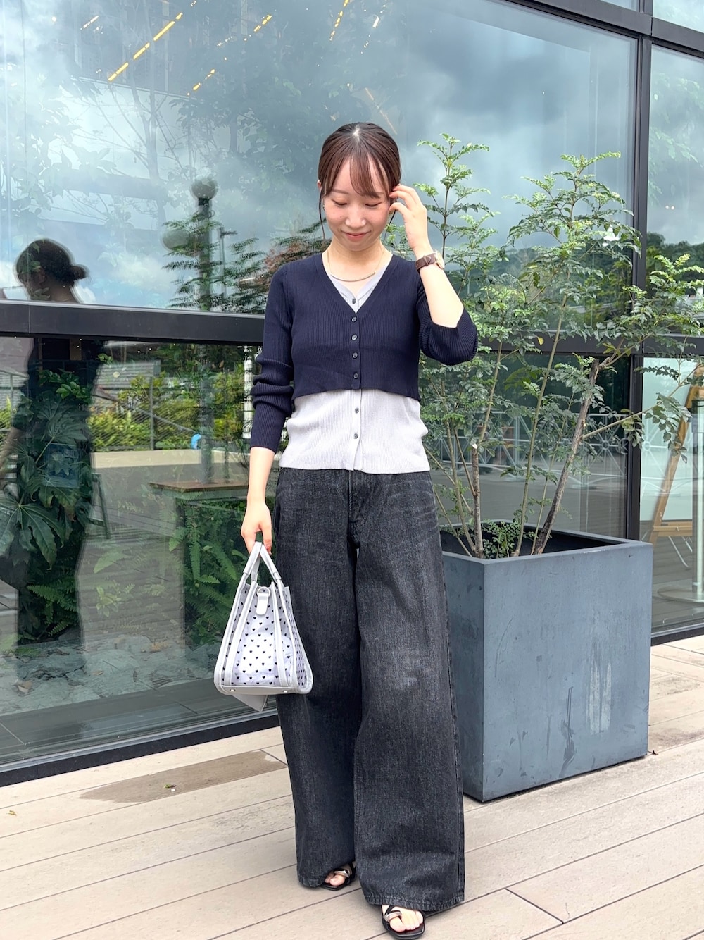 「秋服準備はじめました、きれいめカジュアル、旬顔デニムコーデ、大人かわいい、大人カジュアルコーデ、デニムコーデ、秋服、低身長女子、大人ファッション、初秋コーデ、ここでしか手に入らない別注アイテム、lee101、st2508、ニット」｜「SENSE OF PLACE by URBAN RESEARCHのダブルレイヤードカーディガン（カーディガン/ボレロ、ブルー系）」を使った、ainoさん（骨格ウェーブ・レディース・156cm）の秋コーディネートの1枚目の写真