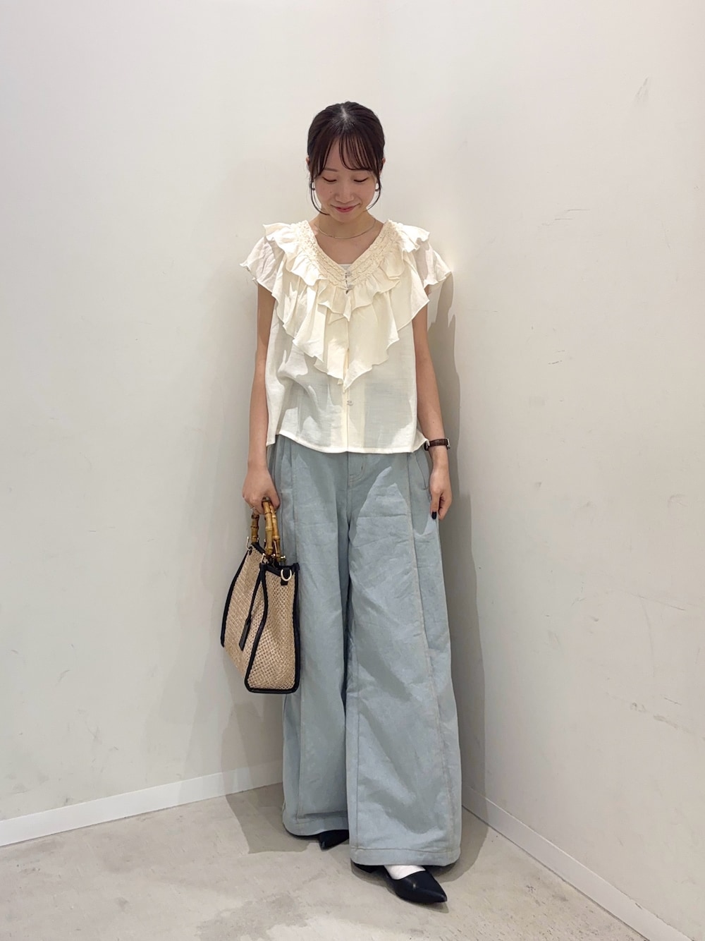 ホワイト系のシャツ/ブラウス、ブルー系のデニムパンツ、ブラック系のショルダーバッグを着用したレディースの春コーディネートの1枚目の写真