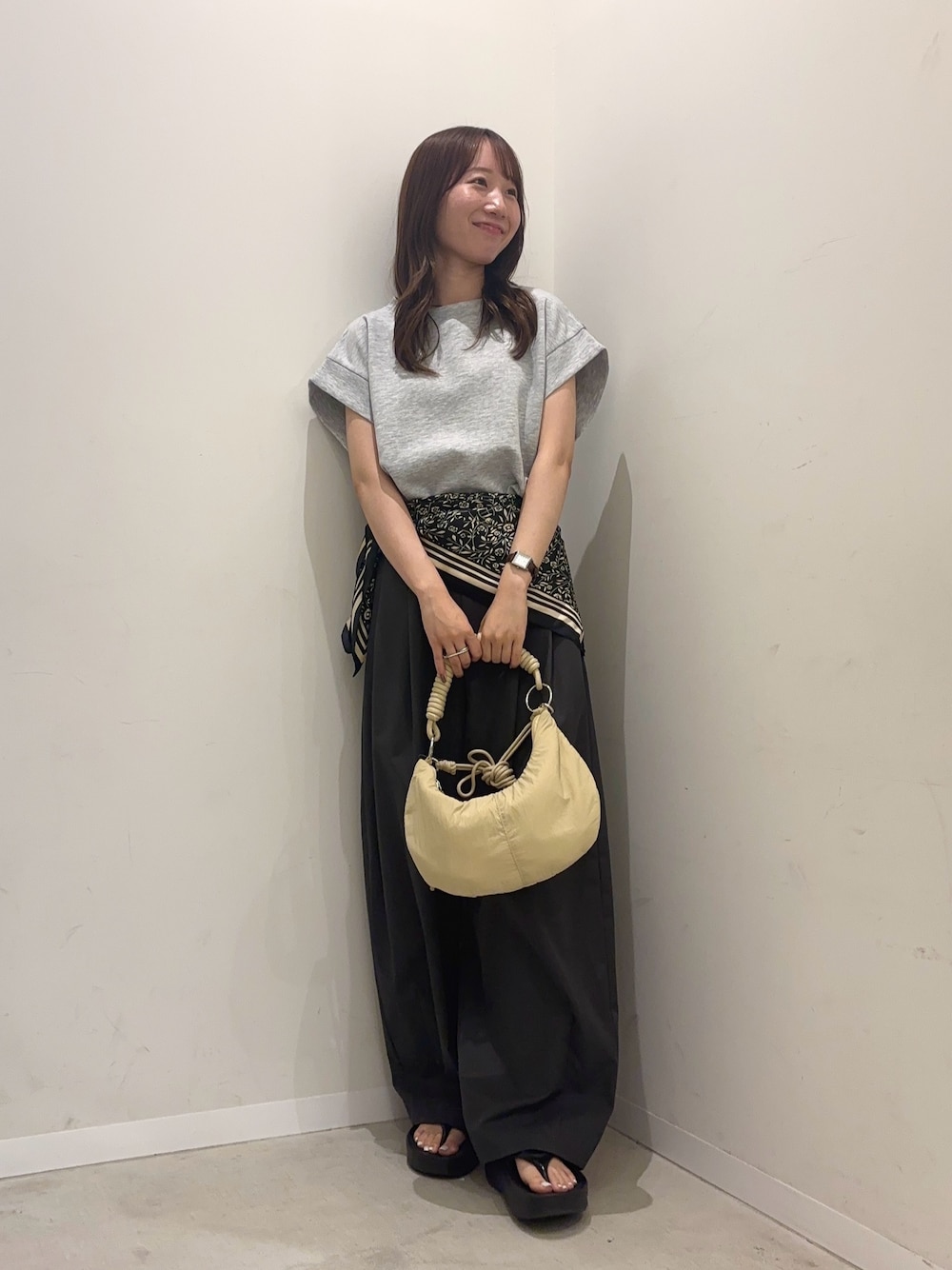 グレー系のTシャツ/カットソー、グレー系のその他パンツ、ベージュ系のハンドバッグを着用したレディースの夏コーディネートの1枚目の写真
