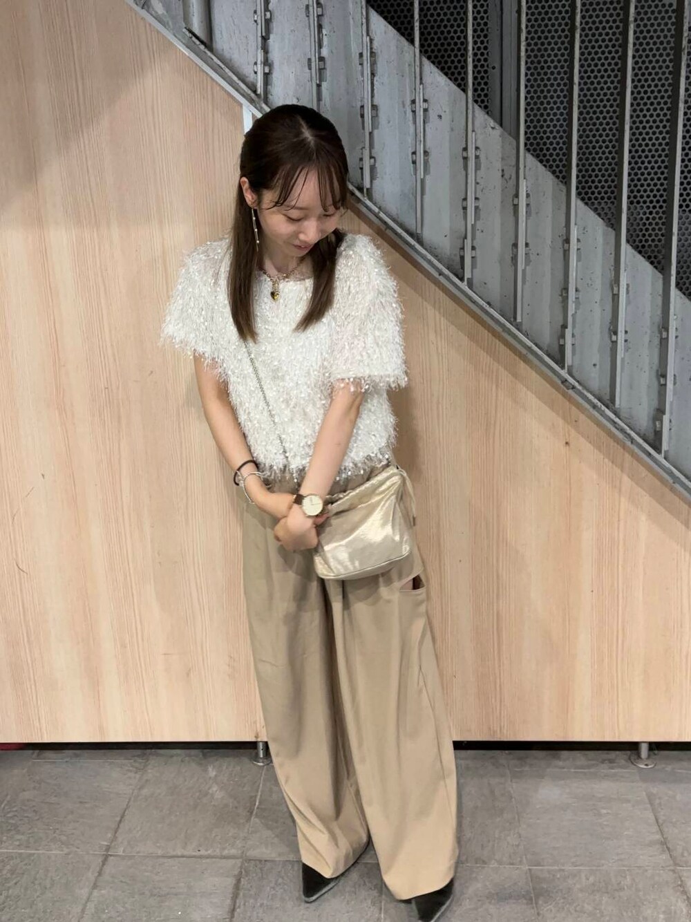 ホワイト系のその他トップス、ベージュ系のその他パンツ、ゴールド系のイヤリングを着用したレディースの夏コーディネートの1枚目の写真