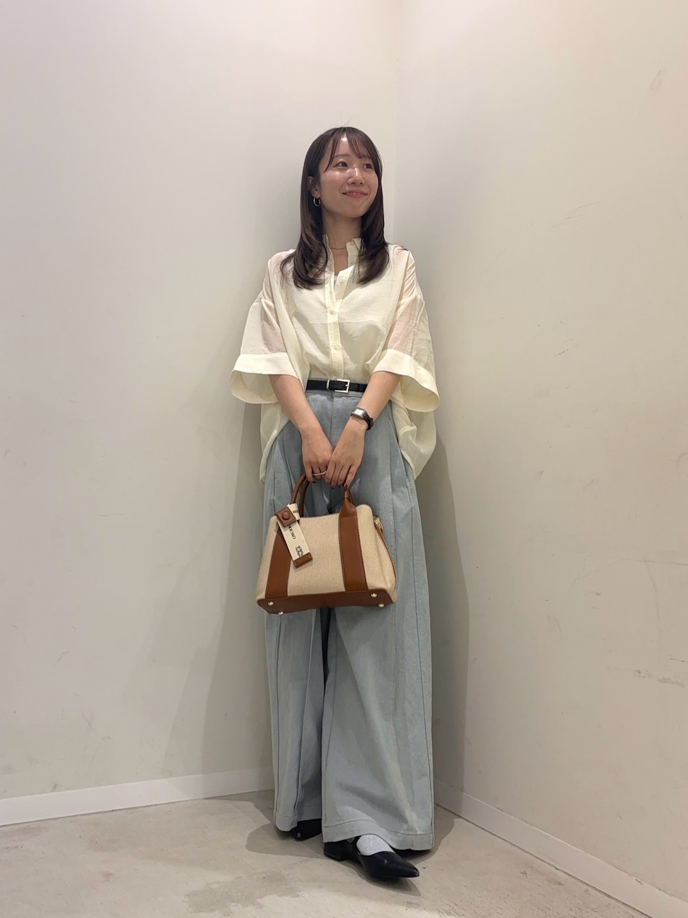 ホワイト系のシャツ/ブラウス、ブルー系のデニムパンツ、ホワイト系のキャミソールを着用したレディースの春コーディネートの1枚目の写真