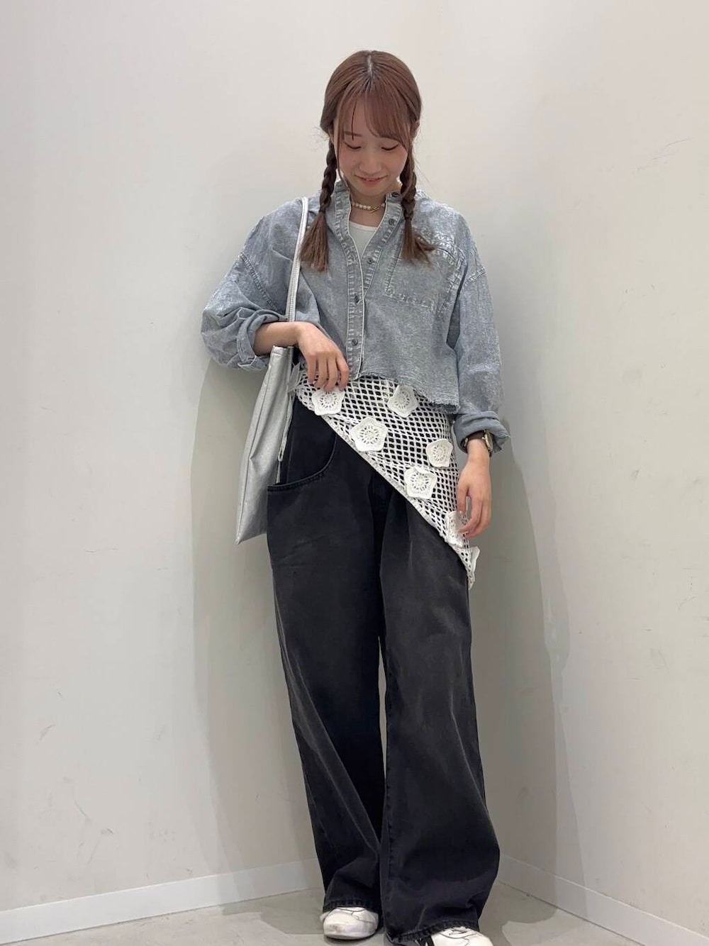 ブラック系のデニムパンツ、グレー系のシャツ/ブラウス、シルバー系のトートバッグを着用したレディースの冬コーディネートの1枚目の写真