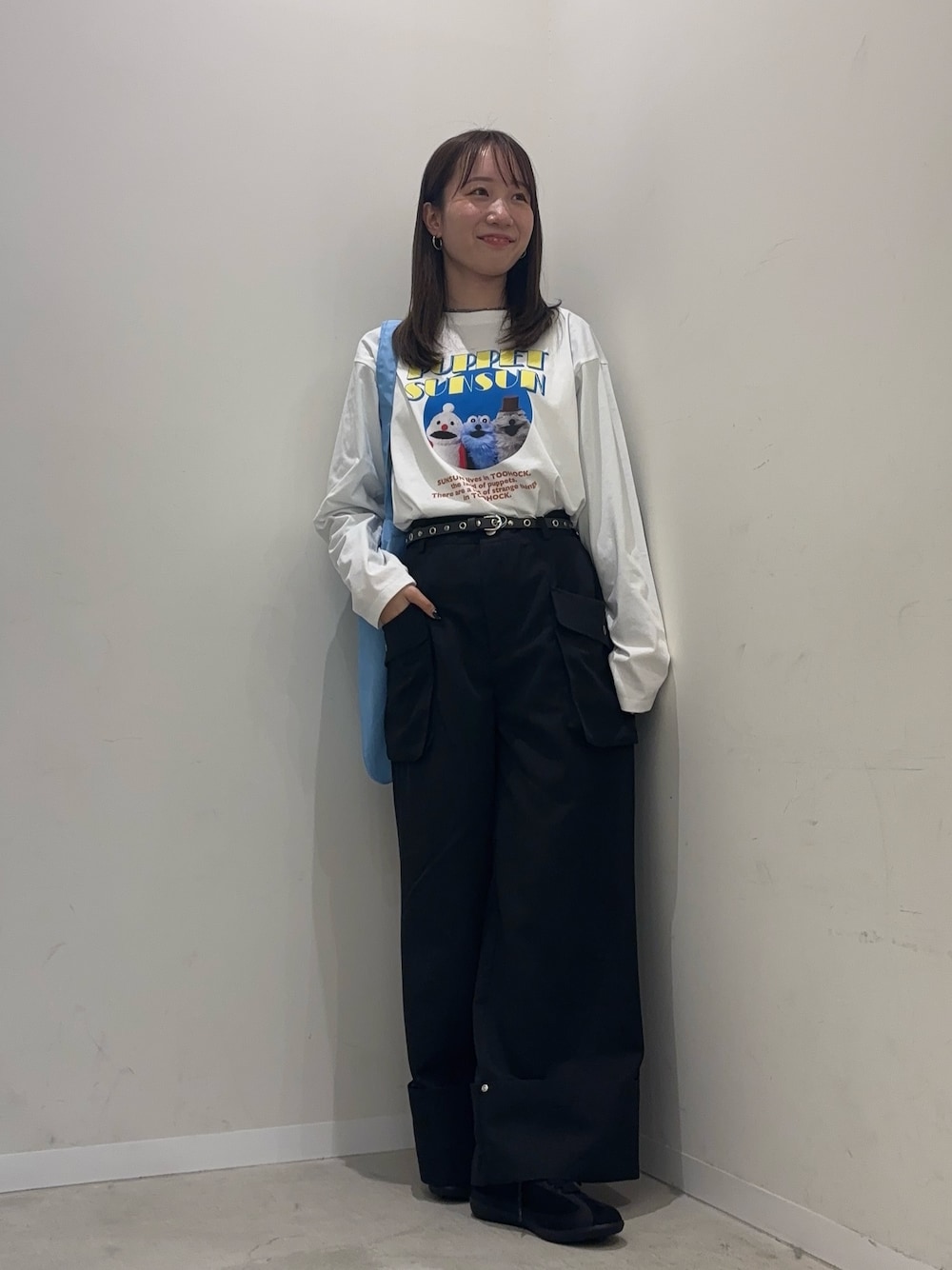 ホワイト系のTシャツ/カットソー、ブラック系のその他パンツ、ブラック系のスニーカーを着用したレディースの冬コーディネートの1枚目の写真